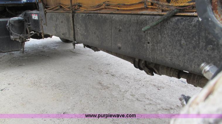 image for item I3069 2005 International 7300 truck cab and chassis