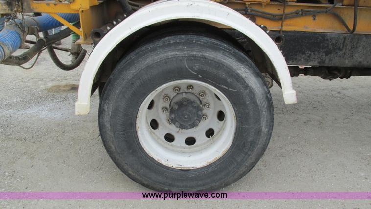 image for item I3069 2005 International 7300 truck cab and chassis