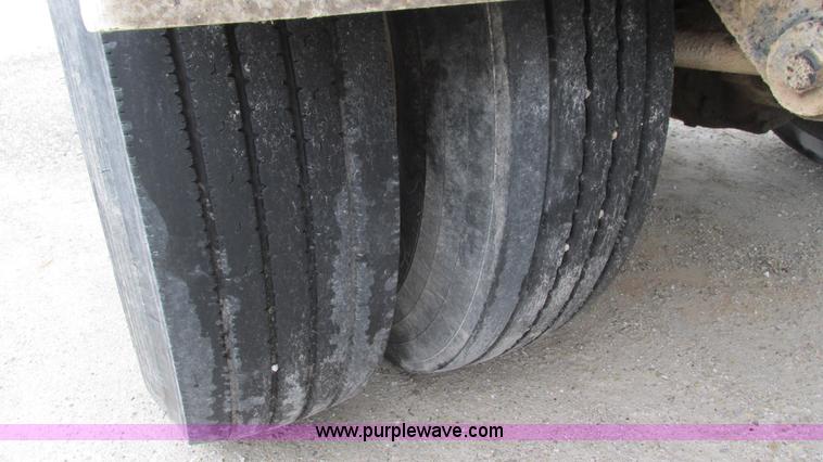 image for item I3069 2005 International 7300 truck cab and chassis