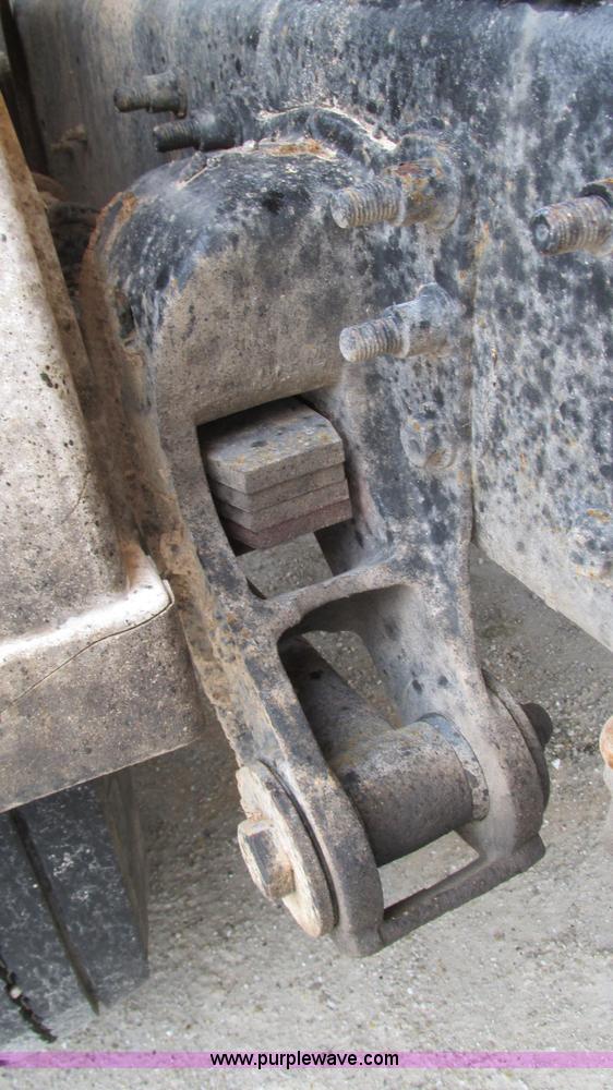 image for item I3069 2005 International 7300 truck cab and chassis