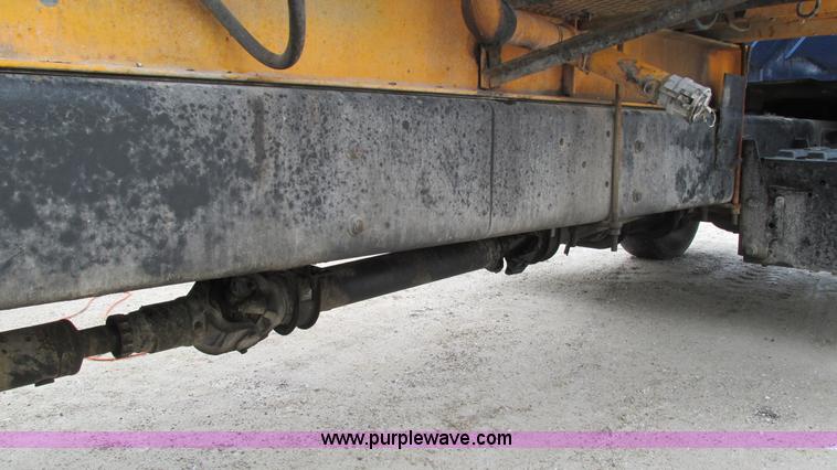 image for item I3069 2005 International 7300 truck cab and chassis