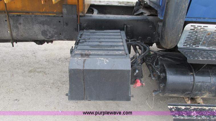 image for item I3069 2005 International 7300 truck cab and chassis