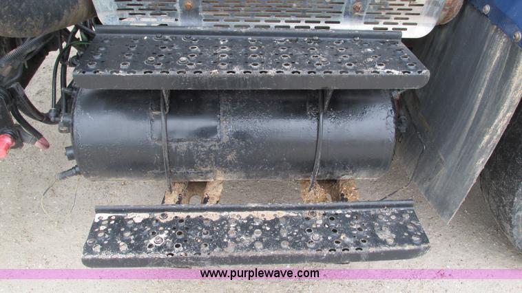 image for item I3069 2005 International 7300 truck cab and chassis