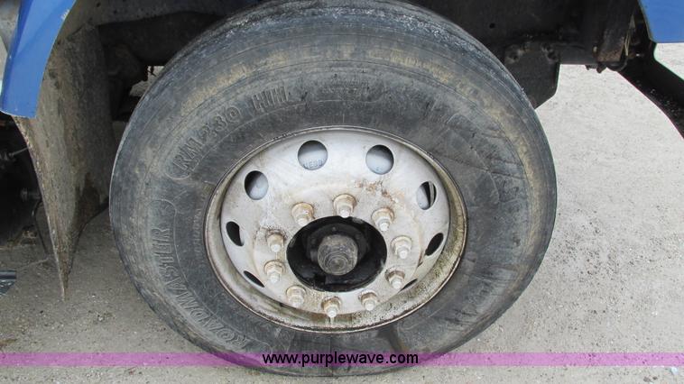 image for item I3069 2005 International 7300 truck cab and chassis