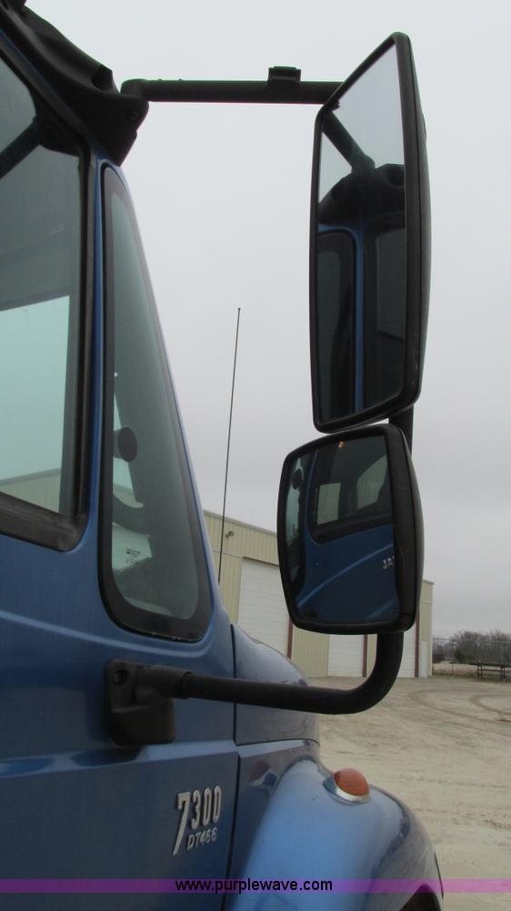 image for item I3069 2005 International 7300 truck cab and chassis