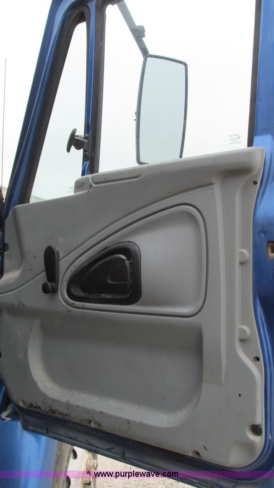 image for item I3069 2005 International 7300 truck cab and chassis