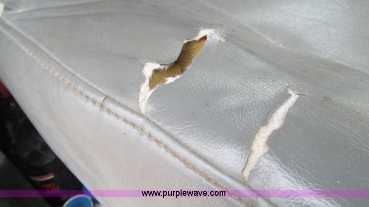 image for item I3069 2005 International 7300 truck cab and chassis