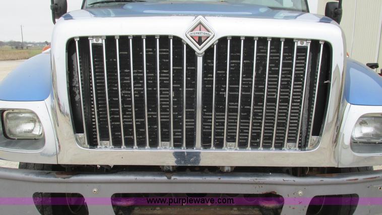 image for item I3069 2005 International 7300 truck cab and chassis