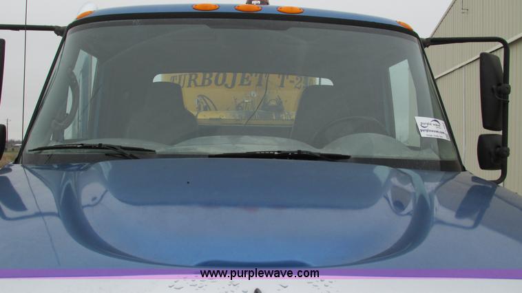 image for item I3069 2005 International 7300 truck cab and chassis