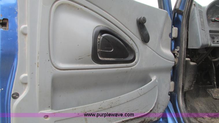 image for item I3069 2005 International 7300 truck cab and chassis