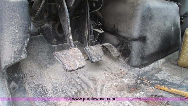 image for item I3069 2005 International 7300 truck cab and chassis