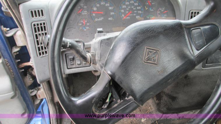 image for item I3069 2005 International 7300 truck cab and chassis