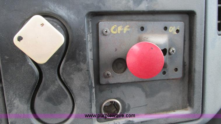 image for item I3069 2005 International 7300 truck cab and chassis