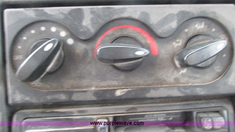 image for item I3069 2005 International 7300 truck cab and chassis