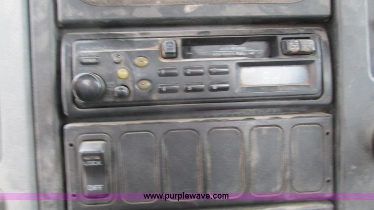 image for item I3069 2005 International 7300 truck cab and chassis