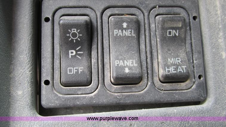 image for item I3069 2005 International 7300 truck cab and chassis