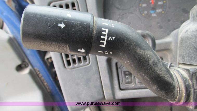 image for item I3069 2005 International 7300 truck cab and chassis