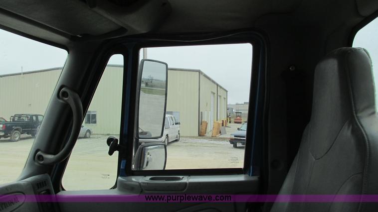 image for item I3069 2005 International 7300 truck cab and chassis