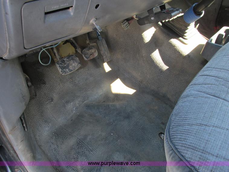 image for item I3768 1997 Ford F350 XL flatbed pickup truck