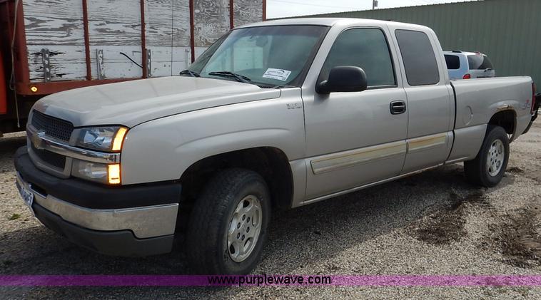 image for item I5012 2004 Chevrolet Silverado 1500 Ext. Cab pickup truck