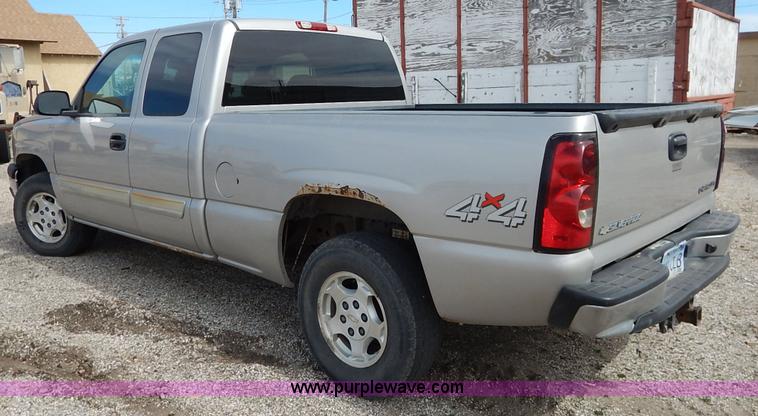 image for item I5012 2004 Chevrolet Silverado 1500 Ext. Cab pickup truck