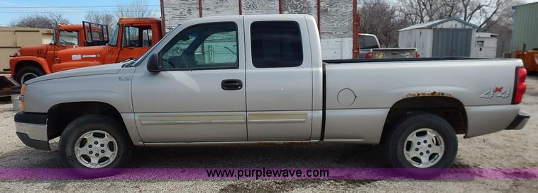 image for item I5012 2004 Chevrolet Silverado 1500 Ext. Cab pickup truck