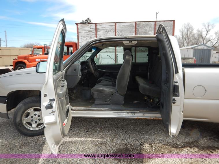 image for item I5012 2004 Chevrolet Silverado 1500 Ext. Cab pickup truck