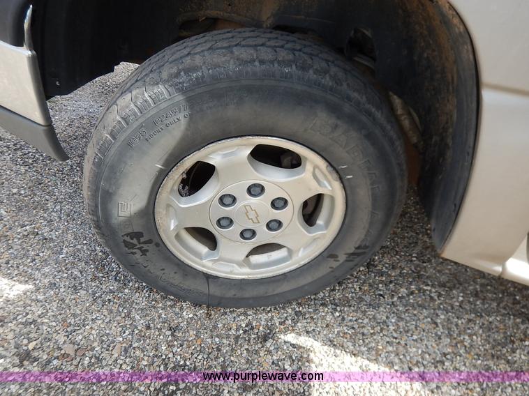 image for item I5012 2004 Chevrolet Silverado 1500 Ext. Cab pickup truck