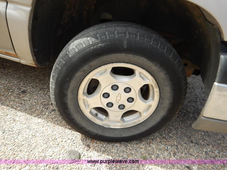 image for item I5012 2004 Chevrolet Silverado 1500 Ext. Cab pickup truck