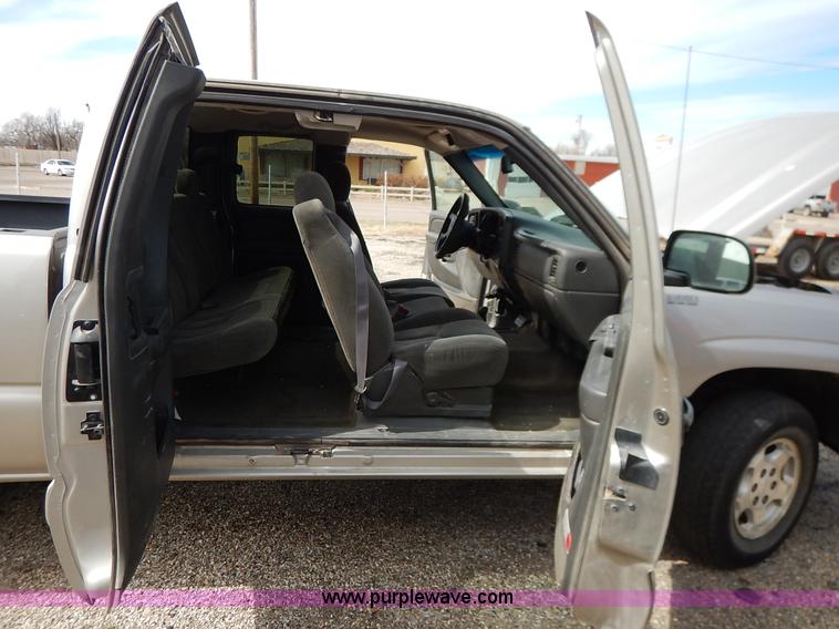 image for item I5012 2004 Chevrolet Silverado 1500 Ext. Cab pickup truck