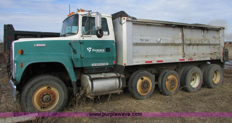 image for item I6556 1995 Ford LT8000 dump truck