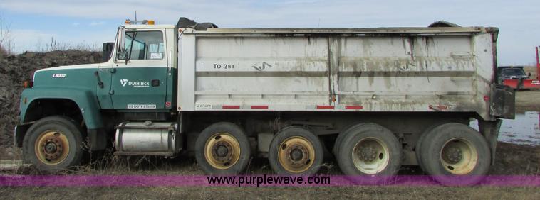 image for item I6556 1995 Ford LT8000 dump truck