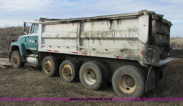 image for item I6556 1995 Ford LT8000 dump truck