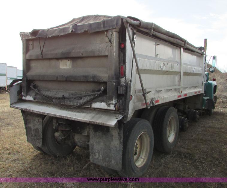 image for item I6556 1995 Ford LT8000 dump truck