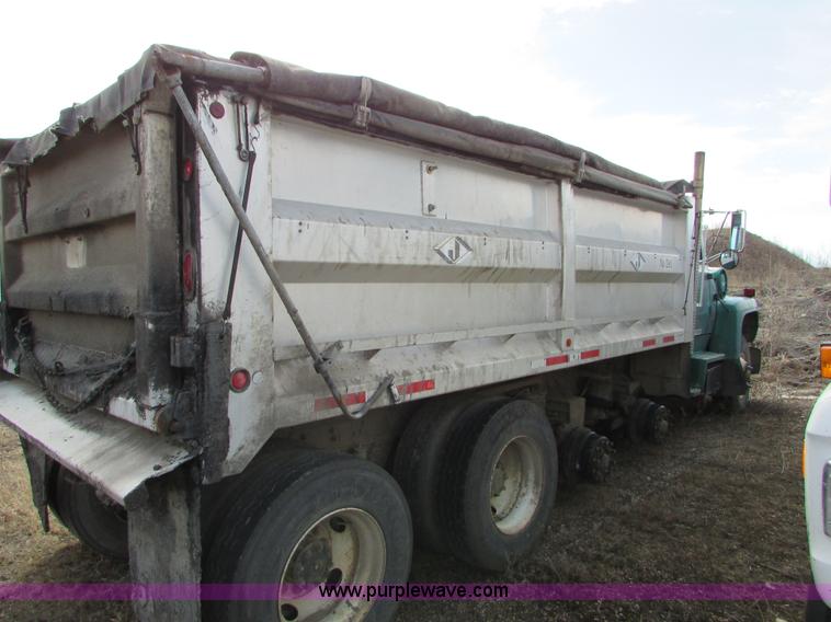 image for item I6556 1995 Ford LT8000 dump truck