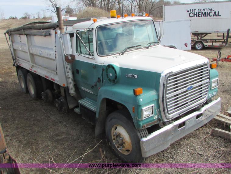 image for item I6556 1995 Ford LT8000 dump truck