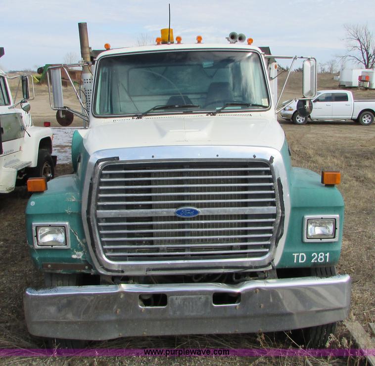 image for item I6556 1995 Ford LT8000 dump truck