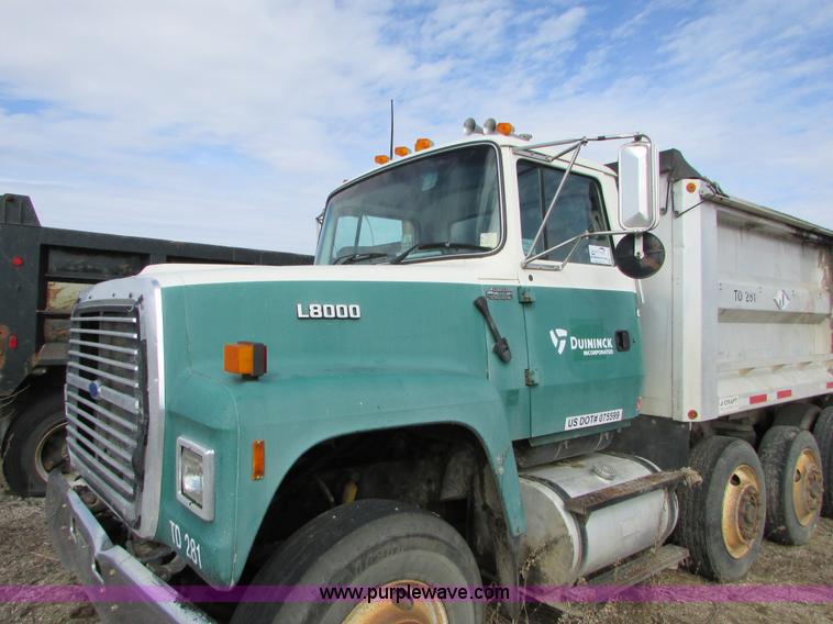 image for item I6556 1995 Ford LT8000 dump truck