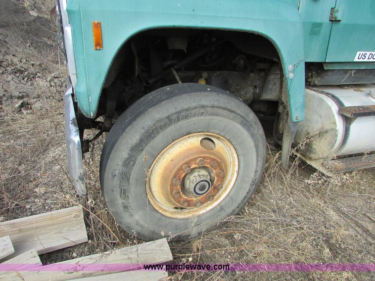 image for item I6556 1995 Ford LT8000 dump truck