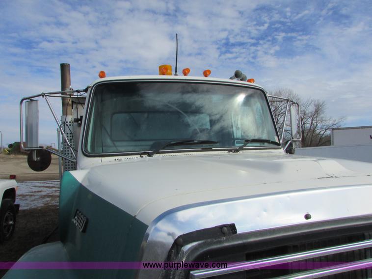 image for item I6556 1995 Ford LT8000 dump truck
