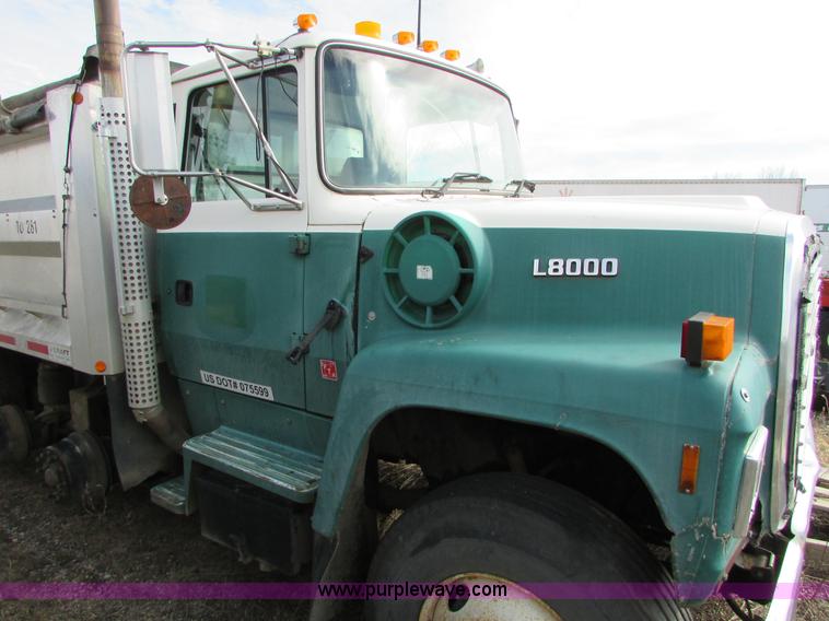 image for item I6556 1995 Ford LT8000 dump truck