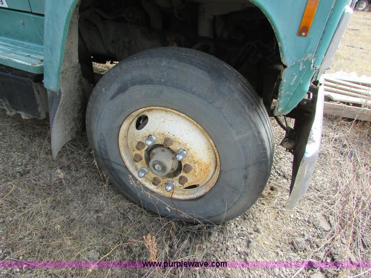 image for item I6556 1995 Ford LT8000 dump truck