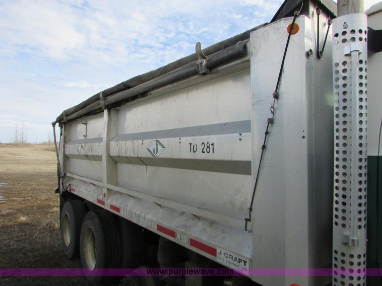 image for item I6556 1995 Ford LT8000 dump truck