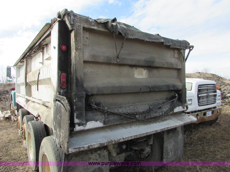 image for item I6556 1995 Ford LT8000 dump truck