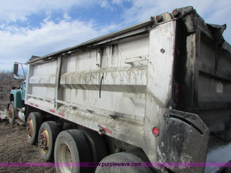 image for item I6556 1995 Ford LT8000 dump truck