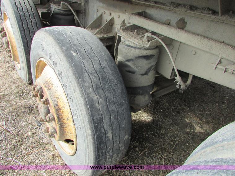 image for item I6556 1995 Ford LT8000 dump truck