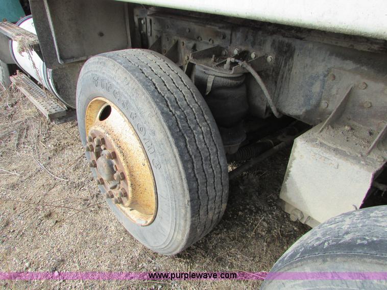 image for item I6556 1995 Ford LT8000 dump truck