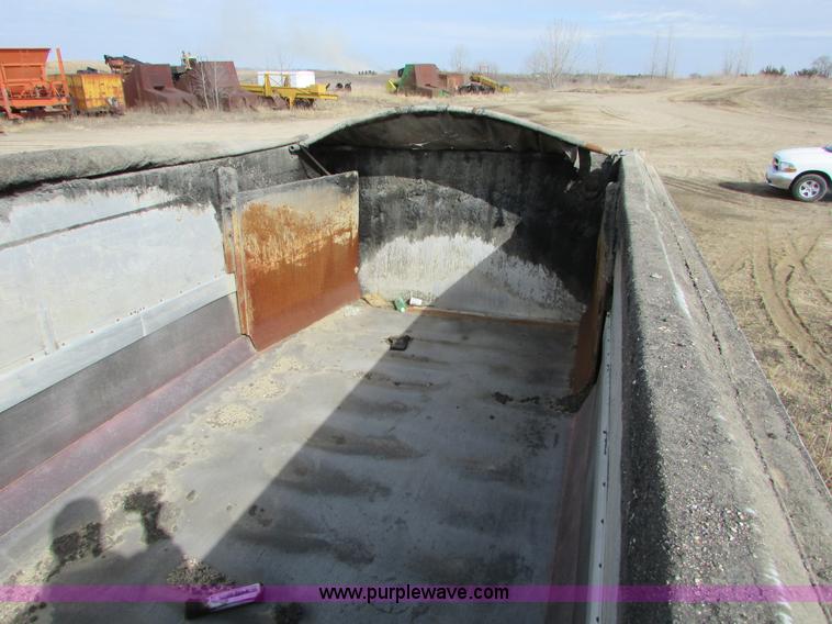 image for item I6556 1995 Ford LT8000 dump truck