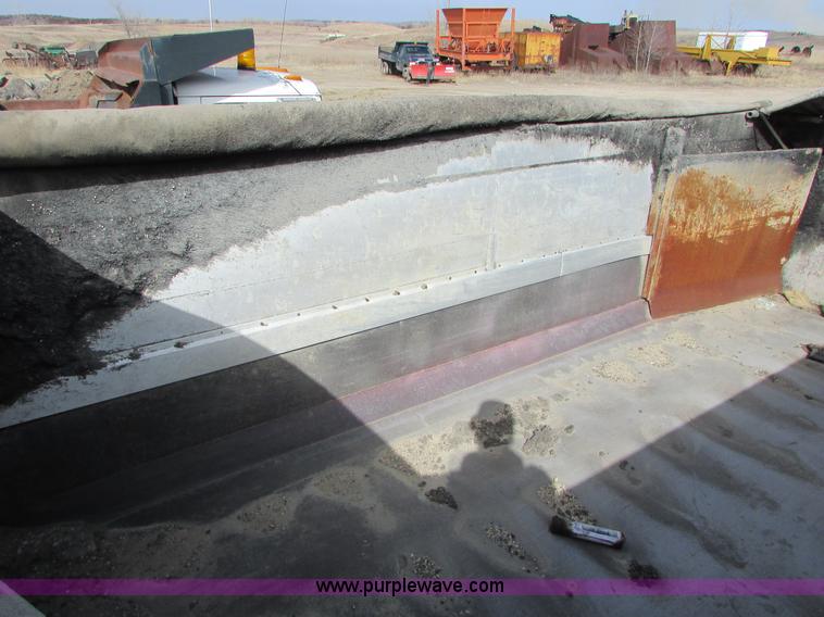 image for item I6556 1995 Ford LT8000 dump truck