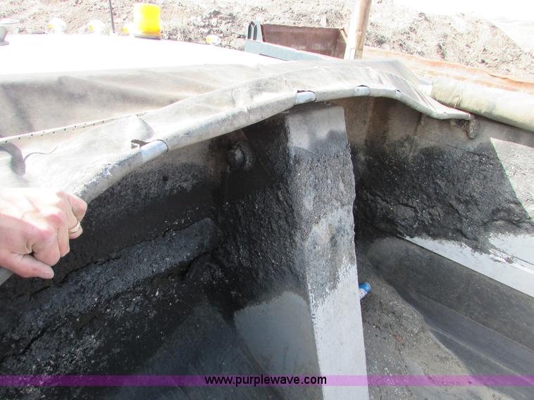 image for item I6556 1995 Ford LT8000 dump truck